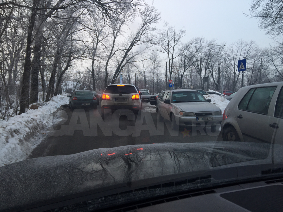 Poliţia Rutieră a Capitalei, sesizată în privinţa maşinilor parcate care blochează circulaţia