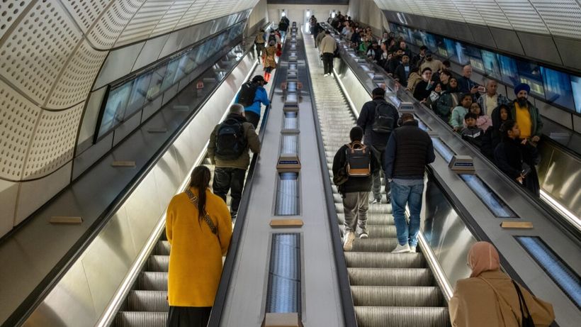 O femeie a primit o amendă de peste 1.000 de euro pentru că a mers incorect pe scările rulante. Ce greșeală a făcut