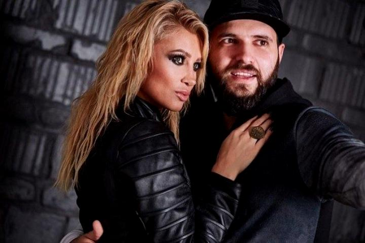 Lora a purtat peruci în ultimii 2 ani. E groaznic cum arăta părul ei, de fapt