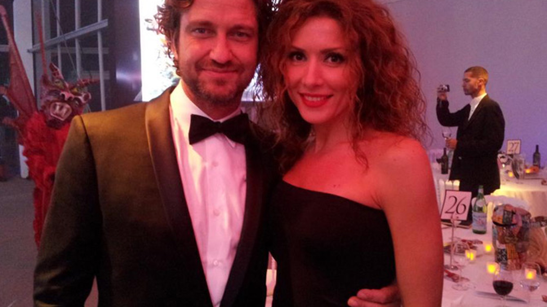 Mircea Badea ia-o p-asta! Carmen Bruma este topita dupa un barbat cu adevarat fatal! Vezi cum arata si cat e de fericita in bratele lui Gerard Butler!