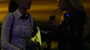 Lora isi face de cap in club alaturi de fete! Nu se intelege prea bine insa cu bautura! S-a chinuit toata noaptea cu un pahar!