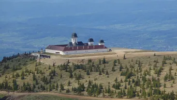 Puțini români știu că țara noastră are două „meteore”. Unde sunt Mănăstirile Arnota şi Vârful Romani