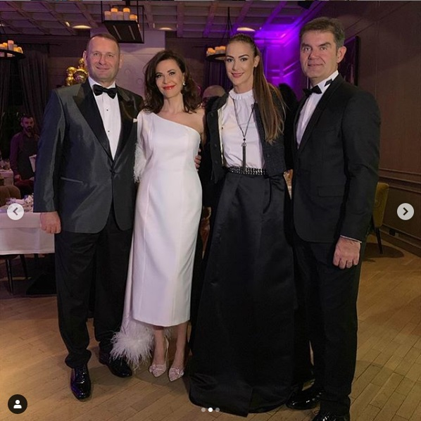 Adina Alberts, rasfățată cu cadouri de lux de ziua ei. Ce pantofi și-a luat Gabriela Cristea la little black dress, care i-a ascuns burtica de gravidă