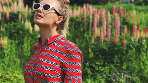 Alexandra Stan, fără sutien pe litoral. Cât de sexy poate să fie vedeta deşi este mânjită cu...