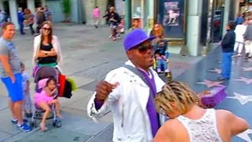 Anamaria Prodan are lautar in Los Angeles! A dansat desculta pe Walk of fame in timp de un afroamerican ii canta!