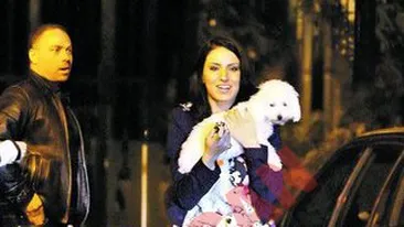 Adelina vrea la randul ei sa-i plimbe cainele lui Liviu Varciu. Eu sunt mama lui! Practic altele imi plimba MIE cainele!