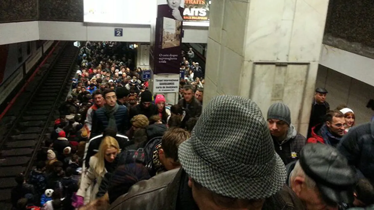Bucurestenii s-au călcat in picioare după parada militară! Uite cat de aglomerate sunt la aceasta ora statiile de metrou