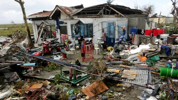 Locuitorii din zonele afectate de taifun în Filipine jefuiesc morţii pentru a supravieţui: Oamenii sunt murdari şi înfometaţi
