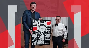 Adrian Minune, în lacrimi în noaptea de Revelion! Cadoul făcut de pictorul Sergiu Țopa l-a lăsat fără cuvinte. VIDEO