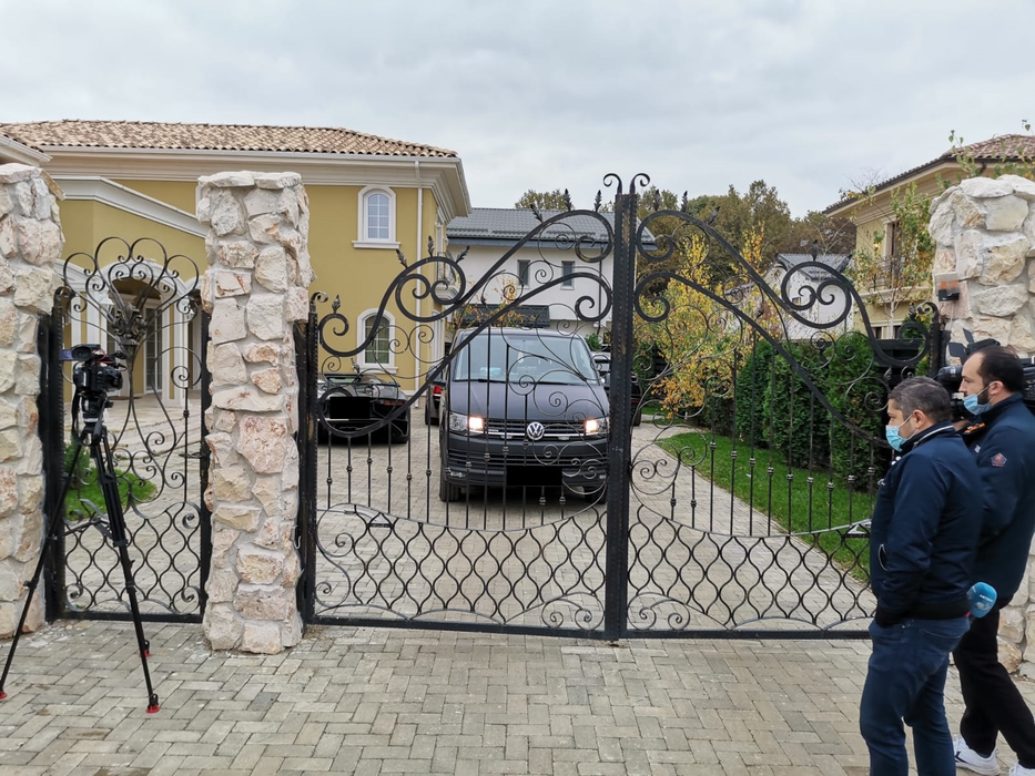 Imagine de lângă vila lui Alex Bodi
