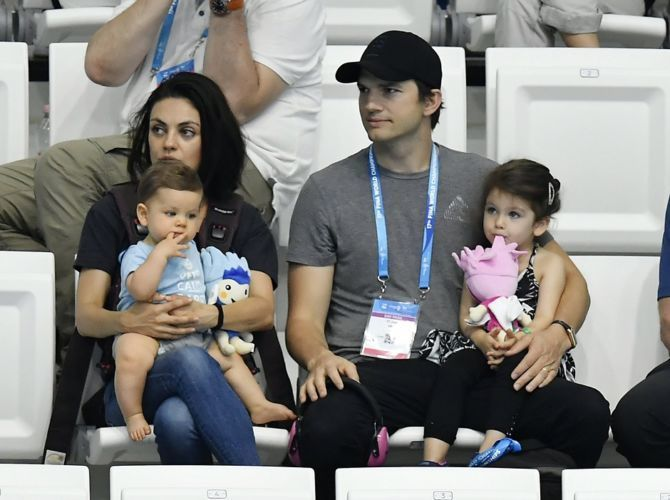 Celebra Mila Kunis a fost întrebată în direct ce face soţul ei pentru a o scoate din minţi şi a dat un răspuns genial şi neaşteptat: „Este un…”