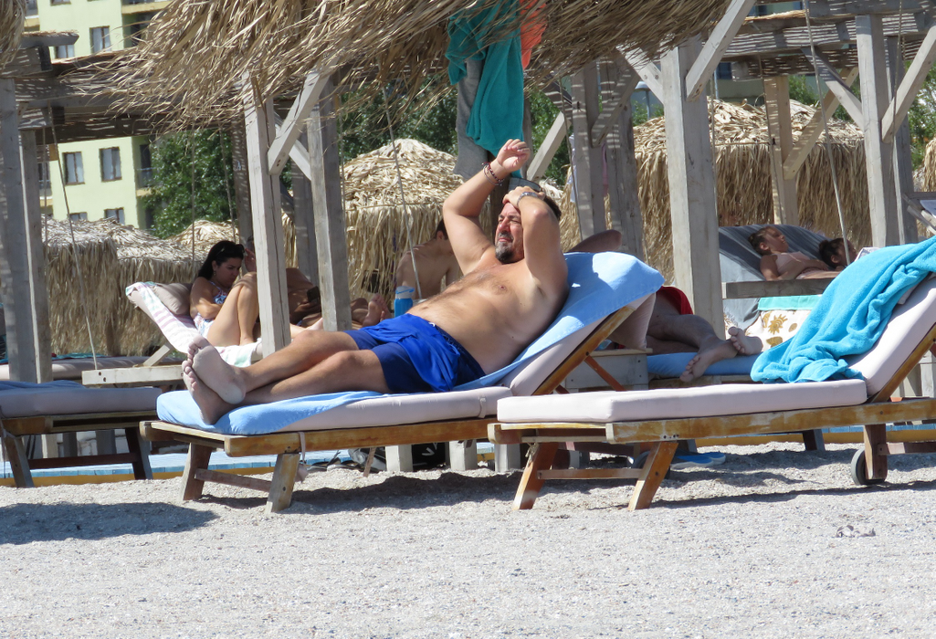 Horia Brenciu, într-un moment de relaxare, pe litoral (Foto: CANCAN.RO)
