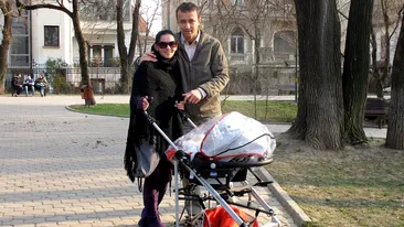 Analia Selis si-a scos fetita la plimbare in parc!