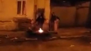 O familie din Galaţi a fost arestată pentru că a pârlit porcul în centrul oraşului