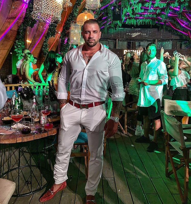 După ce a ”rupt-o” cu Bianca, Alex Bodi a ”fugit” la mare cu băieții