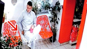 A fost surprins de camere în timp ce fura banii unei cliente. Este incredibil ce a făcut tânărul din Timișoara