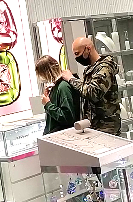 Alexandra Stan, la shopping cu "bodyguardul" după ce ar fi primit amenințări