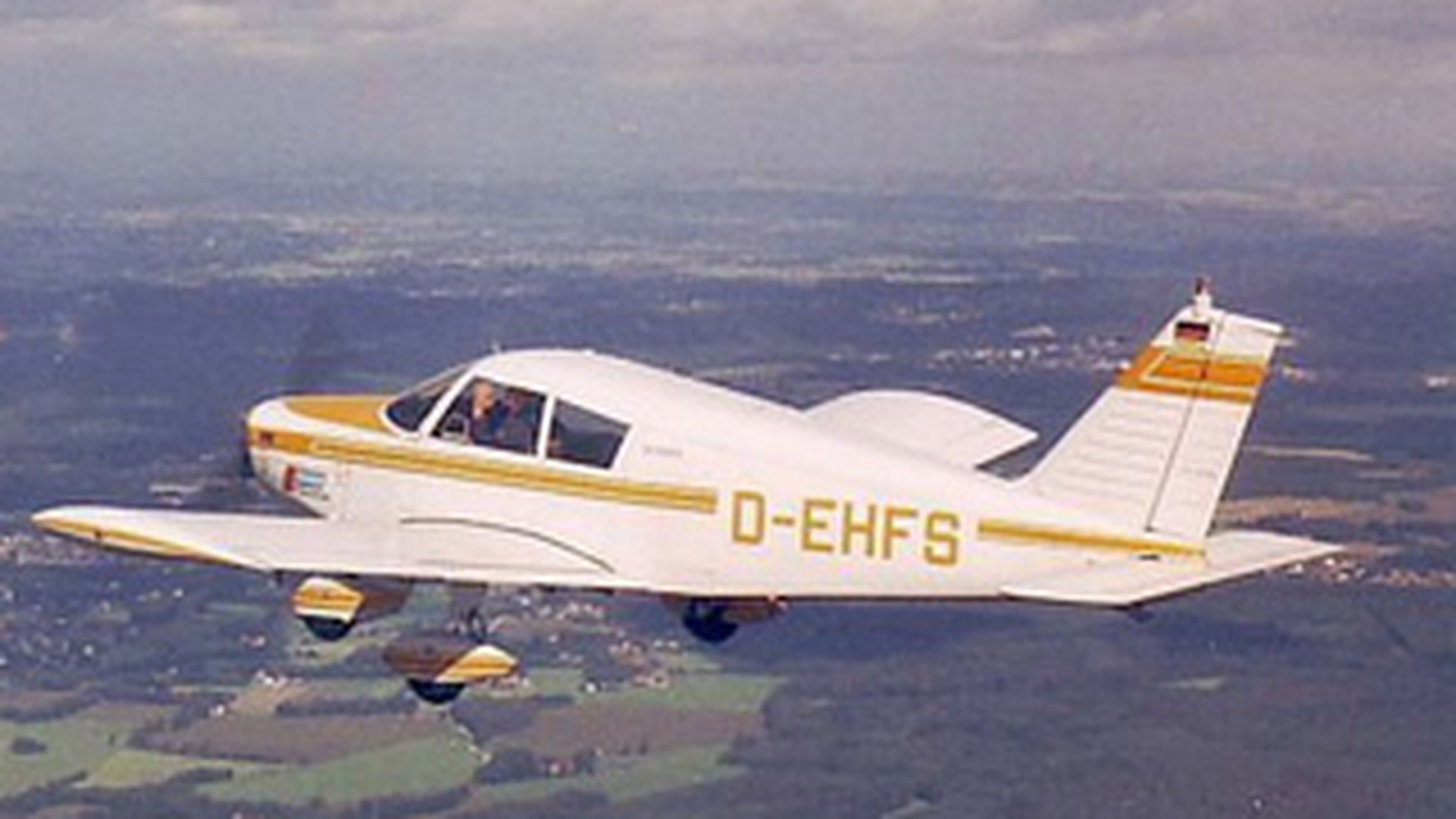 Un avion de mici dimensiuni, cu doua persoane la bord, a aterizat fortat in judetul Arad