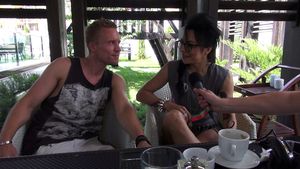 Luati-va o camera! DJ Wanda, flirt pe fata cu instructorul de dans, la terasa. Uite-i cum se sorb din priviri