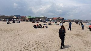 S-au redeschis plajele în Vama Veche. Cât costă un șezlong, față de anul trecut, și câți oameni pot sta la soare
