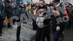 Scene şocante la Suceava! Cum a ajuns o femeie în cătuşe, în ziua înmormântării soţului ei