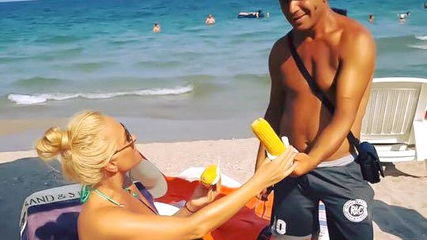 După ce vei vedea asta, nu vei mai mânca niciodată! Cum e pregătit, de fapt, porumbul fiert vândut pe plajele de lux din Mamaia
