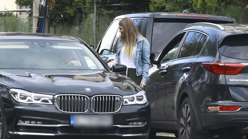 ”Trădare” între fotbaliştii lui Reghe?! Aflată în divorţ cu Gabi Enache, soţia acestuia a luat un prânz discret cu… un coleg de la FCSB!