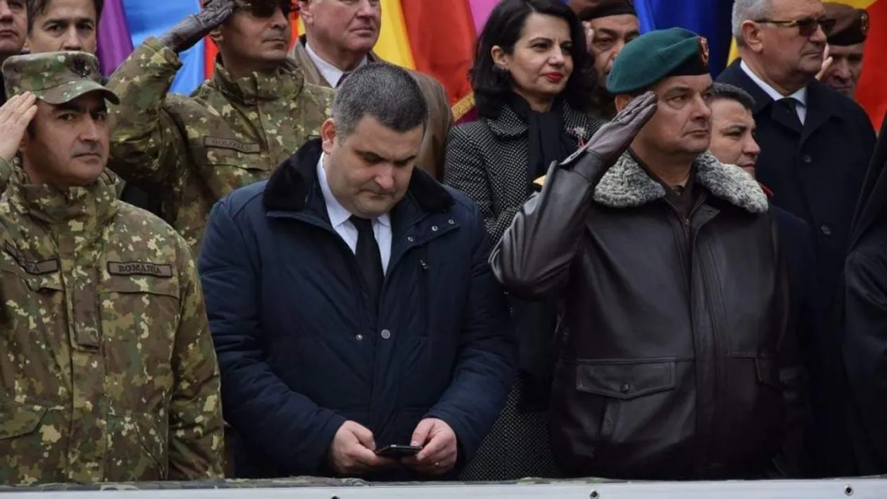 De la butonat telefonul în timpul onorului militar, Gabriel Leș a trecut la pix și foaie ca să nu mai fie acuzat că nu respectă armata