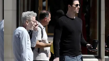 Imagini bizare cu Calvin Klein la 83 de ani, balansând între glorie și asfalt, în timp ce iubitul tinerel... se concentrează pe arta de a nu face nimic!