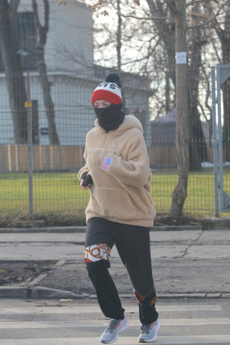 Delia, alergând prin parc camuflată