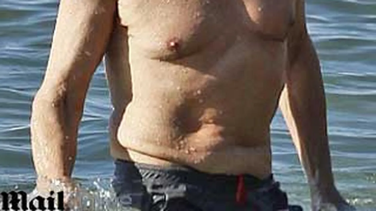 Michael Douglas pe plajele din Hawaii, dupa tratamentul impotriva cancerului!