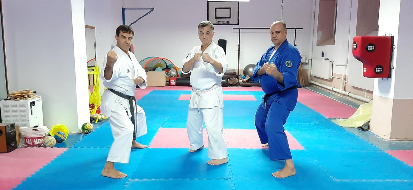 Primarul oltean (centru) este pasionat de karate din tinerețe