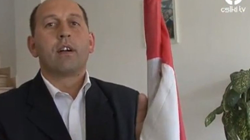 Sfidare la adresa romanilor. Un primar din Harghita refuza sa dea jos steagul Ungariei de pe cladirea Primariei!