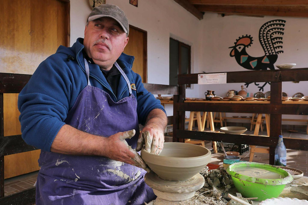 Meșterul Mihai Bîscu, la lucru