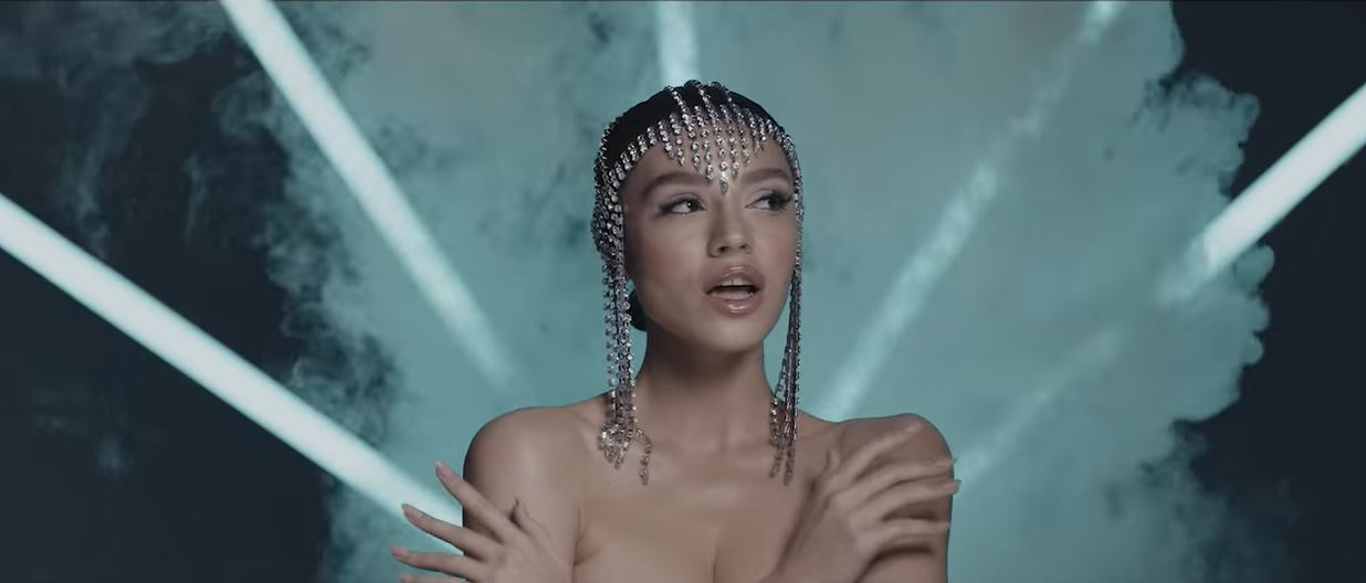 Karmen și-a lansat noua melodie în colaborare cu tatăl ei, Adrian Minune! Artista a fost dur criticată pentru celebra manea
