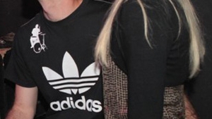 Ce face un fotbalist faimos in timpul liber? Pipaie o blonda pe fund si ia batul in mana!