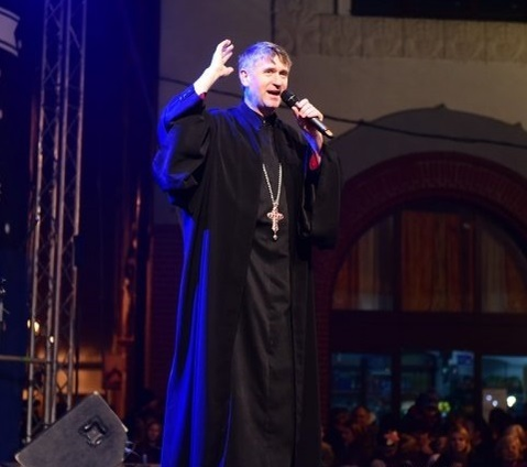 CRISTIAN POMOHACI, gest şocant în faţa a zeci de oameni. Ce i-a putut spune unui bărbat: „Că văd că e mai gros…“
