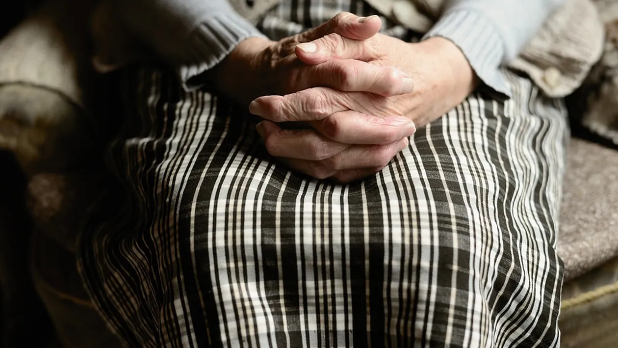 O pensionară din Iași, victima unei escrocherii! A fost păcălită să ia somnifere și apoi jefuită