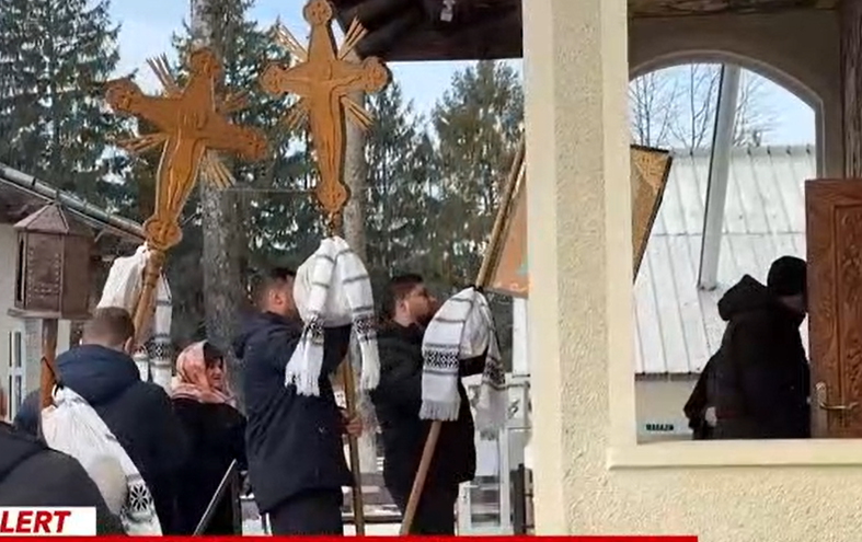 Imaginile durerii la înmormântarea lui Matei. Tatăl lui, preotul Cozma, a privit neputincios cum familia și-a luat adio de la micuț