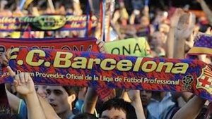 Circa 30 de fani i-au asteptat pe jucatorii formatiei FC Barcelona la hotel