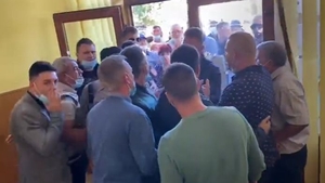 Ploaie de pumni într-o secție de votare din Dolj. Primarul l-a lovit fiul contracandidatului său.VIDEO