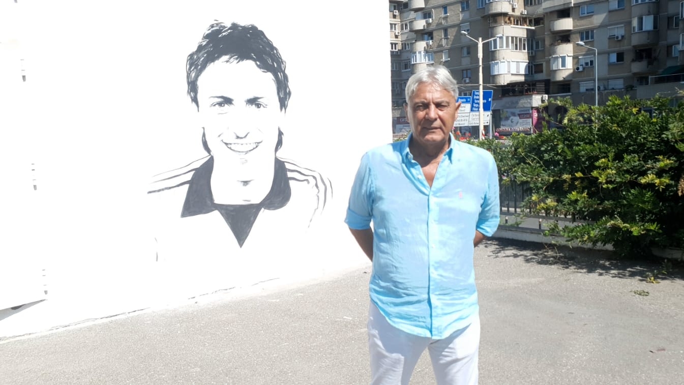 Un craiovean talentat! După ce a pictat chipul lui Ilie Balaci, acum l-a pictat și pe Sorin Cârțu pe unul dintre zidurile Craiovei. FOTO
