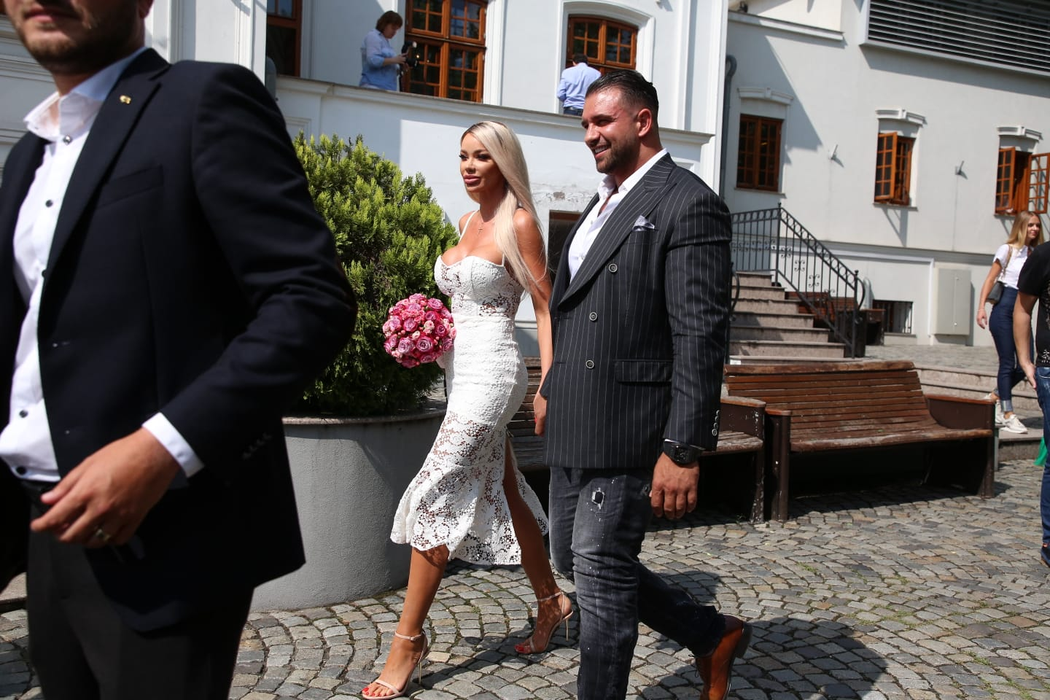 EXCLUSIV. Bianca Drăguşanu s-a căsătorit azi cu Alex Bodi! Ce rochie a purtat vedeta! Primele imagini