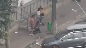 Așa iese când fostul și actualul iubit se întâlnesc! Bătaie filmată în plină stradă, în Buzău, între rivali! Victimă a căzut și femeia VIDEO