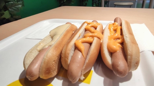 Cât a plătit un bucureștean pentru trei hotdogi la IKEA. Prețul este surprinzător