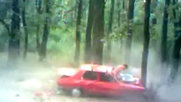 Prostia poate ucide! Cativa pustani au furat Dacia rablagita a parintilor si s-au dus cu ea in padure - Au facut-o zob intr-un copac, iar unul dintre ei a fost ranit grav - Imagini demente