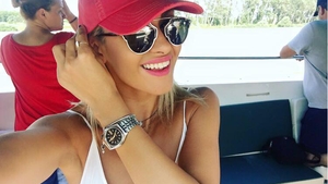 ALINA EREMIA şi-a scos cămaşa….în oraş! Ţinuta cântăreţei a atras toate privirile