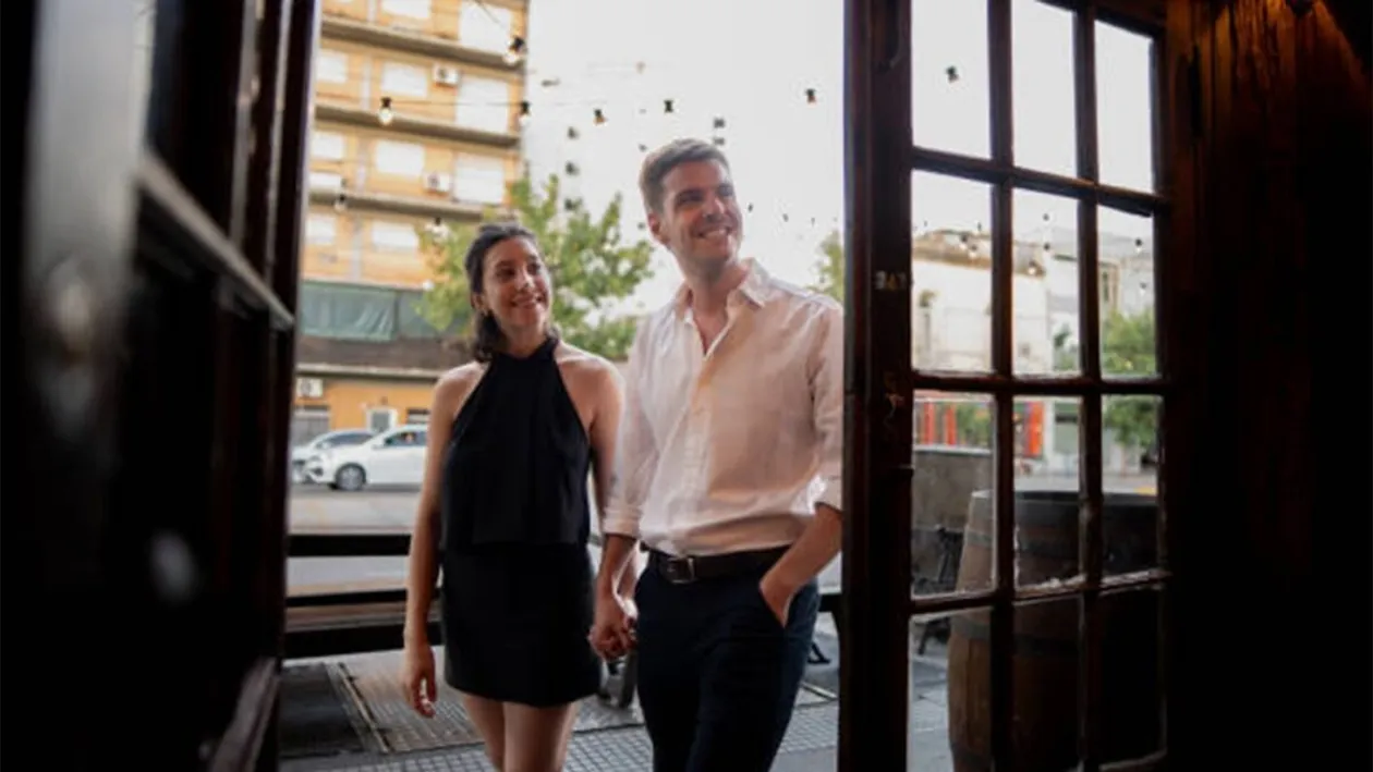 Bărbatul sau femeia? Cine trebuie să intre primul într-un restaurant sau în bar, de fapt