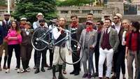 S-a pedalat cu stil în centrul Bucureştiului, în cele mai cool outfituri!