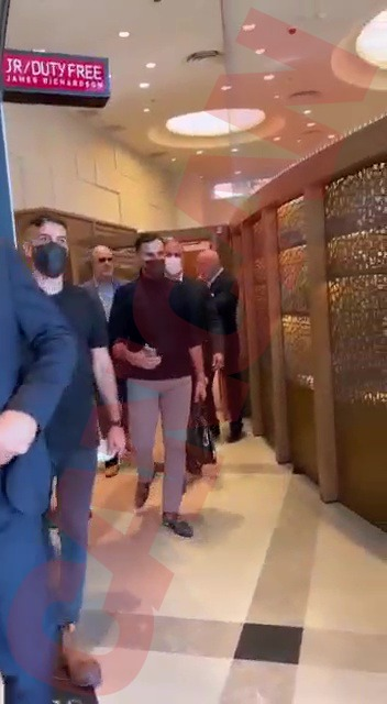 Simon Leviev, înconjurat de bodyguarzi